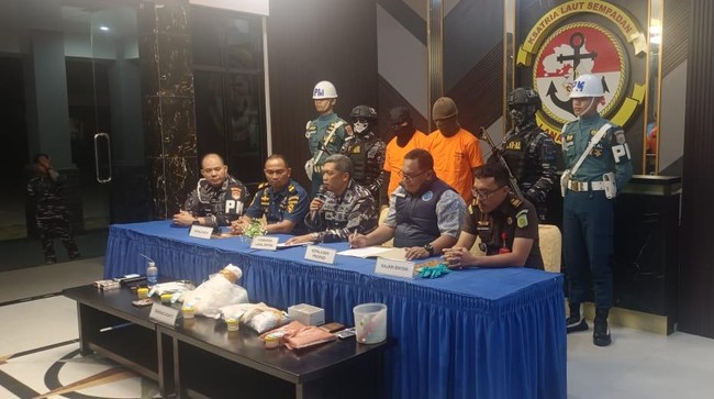Pangkalan TNI AL Bintan menggagalkan penyelundupan 9,4 kg narkoba, termasuk ekstasi dan kokain. Dua tersangka ditangkap dan diserahkan ke BNNP Kepri.