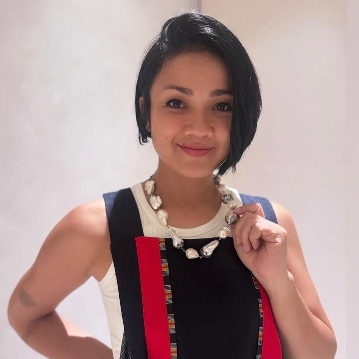 <p>Artis Nirina Zubir baru-baru ini memutuskan untuk memotong rambutnya menjadi pendek setelah tujuh tahun mempertahankan gaya rambut panjang. Nirina berharap, penampilan barunya ini dapat membawa keberutungan dalam hidupnya, Bunda. "Hai, rambut baru...semoga kamu membawa banyak keberuntungan dan hal-hal yang <em>fresh</em> dalam hidupku," tulis Nirina dalam unggahan video saat ia memotong rambutnya. (Foto: Instagram @nirinazubir_)</p>