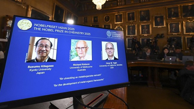 Tiga ilmuwan dianugerahi Hadiah Nobel Kimia 2025, karena dianggap berjasa atas riset yang mengembangkan material Metal-Organic Frameworks (MOF).