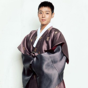 Bikin Pangling, Park Ji Hoon Tampil Beda dengan Gaya Rambut Cepak di Perayaan Chuseok