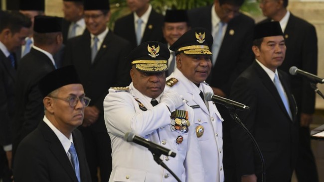 Gubernur Papua yang baru saja dilantik Presiden RI Prabowo Subianto pada Rabu (8/10), Mathius Fakhiri, mempunyai harta kekayaan senilai Rp17,4 miliar.