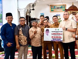Perkuat Infrastruktur, Andre Rosiade Serahkan Bantuan ke Masjid di Solok