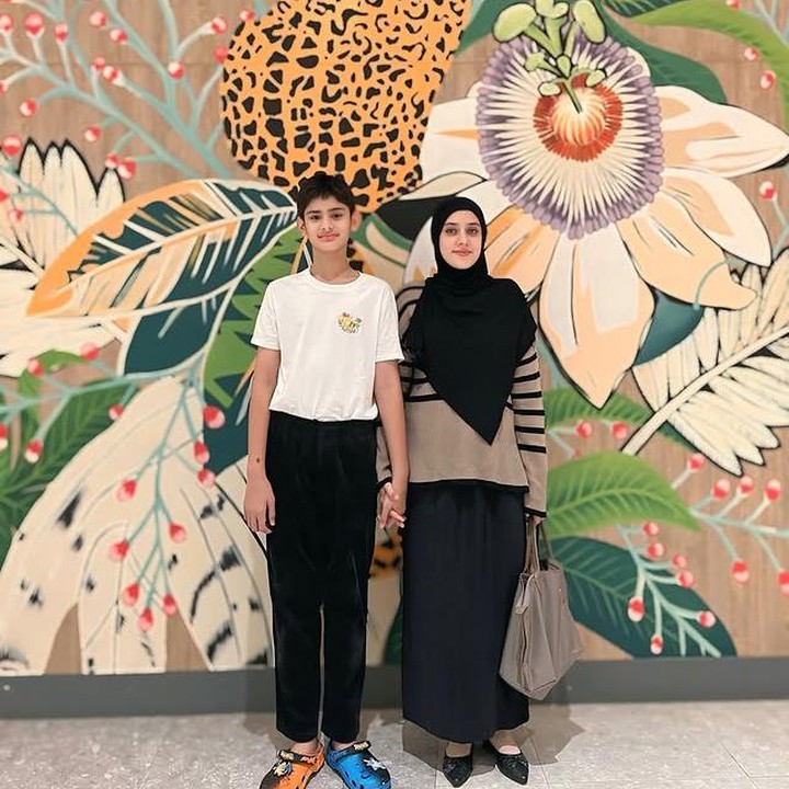 <p>Tak hanya dikenal sebagai anak yang cerdas, King Faaz juga memiliki kebiasaan mulia yaitu menghafal Al-Qur'an. Menariknya, kini tinggi badannya sudah melampaui sang Bunda, lho! (Foto: Instagram @fairuzarafiq)</p>
