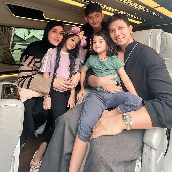 <p>Sebelum membangun rumah tangga dengan Sonny Septian, Fairuz A Rafiq sempat menikah dengan Galih Ginanjar. Dari pernikahannya tersebut, lahir seorang putra tampan bernama King Faaz Arafiq, atau akrab disapa King Faaz. (Foto: Instagram @fairuzarafiq)</p>