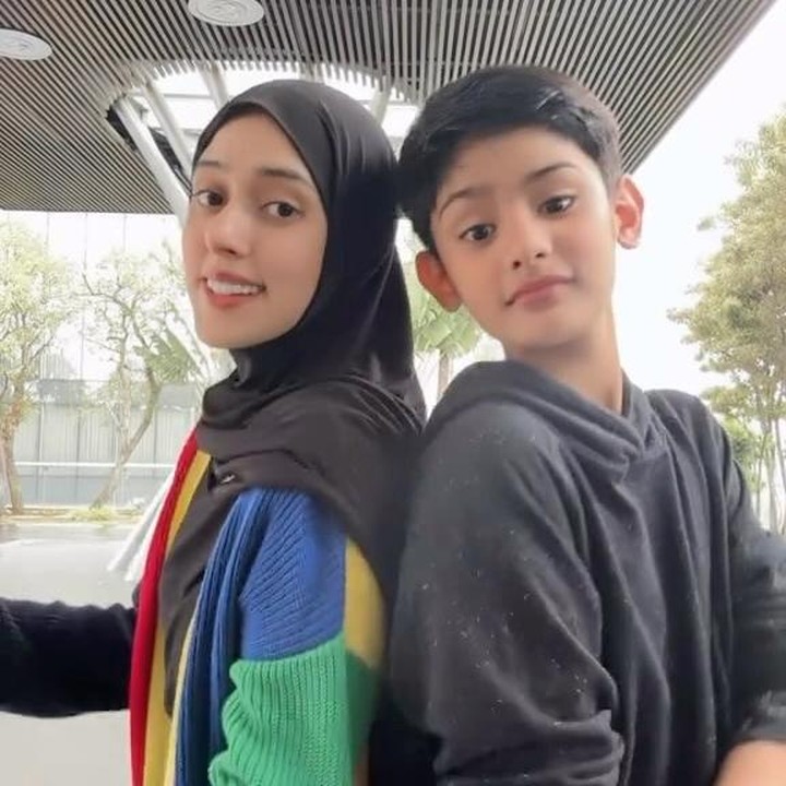 <p>"<em>MasyaAllah tabarakAllah</em>. Abang <em>@kingfaazarafiqasli</em> udah lebih tinggi dari mommy, Gak berasa waktu ya nak sudah semakin tinggi," tulis Fairuz melalui Instagramnya. (Foto: Instagram @fairuzarafiq)</p>