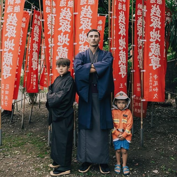 <p>Dari sekian banyak momen, ada satu potret yang paling menarik perhatian banyak pasang mata. Jessica membagikan foto Vincent bersama kedua putranya, El Barack Alexander dan Don Azaiah Jan Verhaag, yang tampil gagah mengenakan pakaian tradisional Jepang. (Foto: Instagram @inijedar)</p>