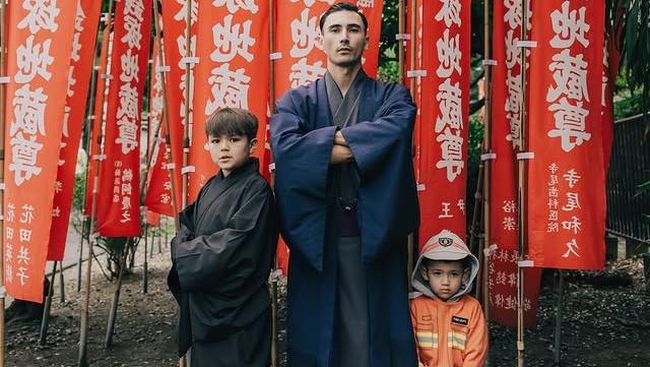 Potret Vincent Verhaag dan Kedua Putranya Kenakan Pakaian Tradisional Jepang, Gagah dan Keren