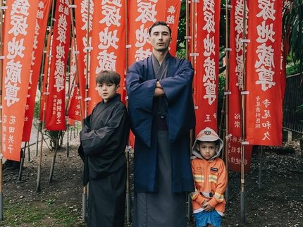 Potret Vincent Verhaag dan Kedua Putranya Kenakan Pakaian Tradisional Jepang, Gagah & Keren