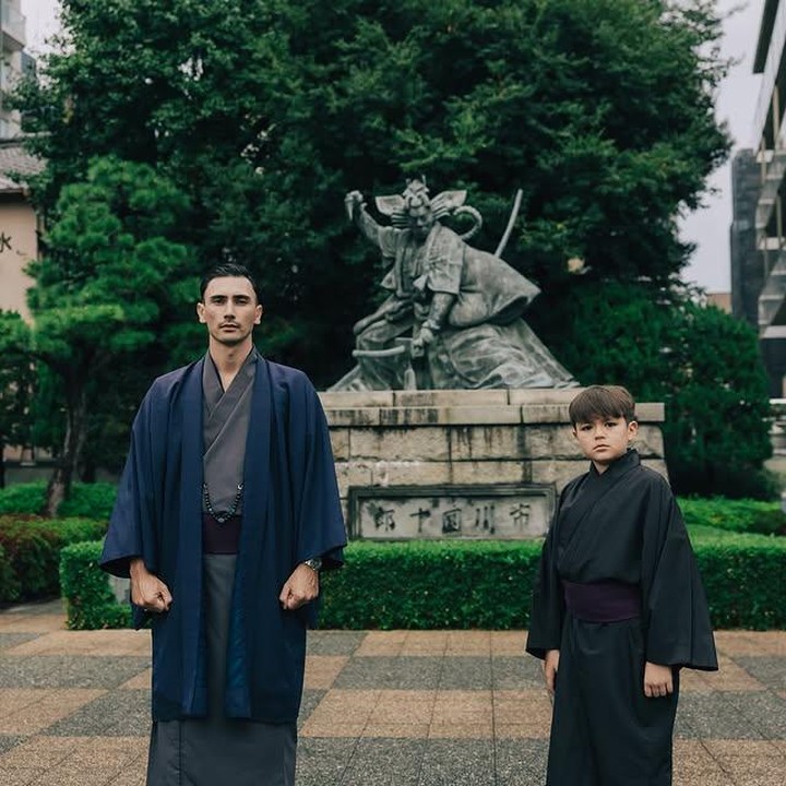 <p>Dalam unggahannya itu, Vincent dan El Barack terlihat mengenakan kimono khas Jepang yang memberi kesan elegan sekaligus berwibawa. &ldquo;Para pria ganteng yang menghiasi hidupku,&rdquo; tulis Jessica lewat Instagramnya. (Foto: Instagram @inijedar)</p>