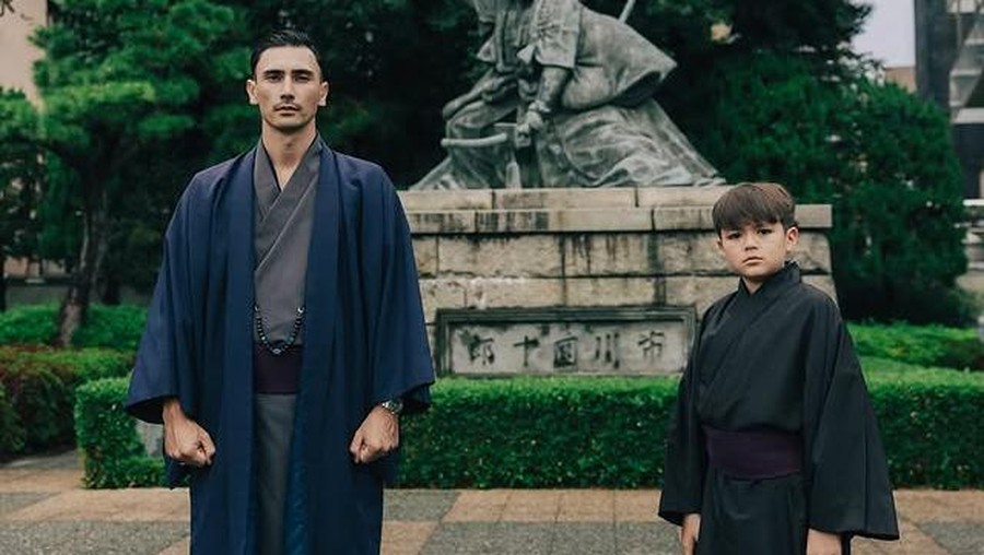 Potret Vincent Verhaag dan Kedua Anak Laki-Laki Kenakan Pakaian Tradisional Jepang