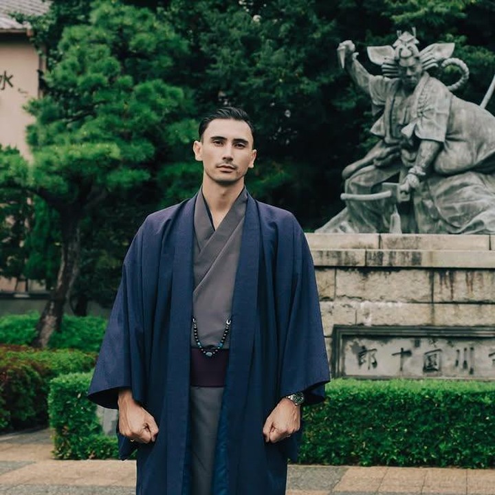 <p>Sementara itu, Vincent tampil gagah memakai kimono dengan perpaduan warna <em>navy</em> dan abu-abu. Pria berusia 33 tahun ini selalu terlihat awet muda, meski kini sudah momong tiga anak, Bunda. (Foto: Instagram @inijedar)</p>