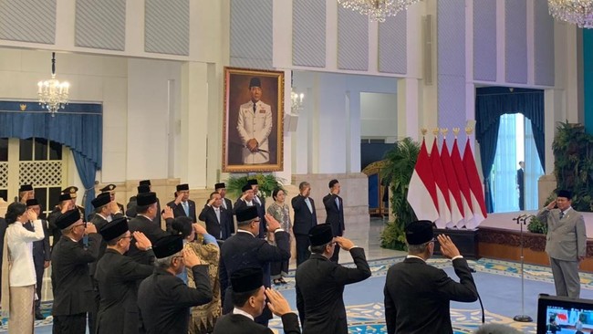 Presiden RI Prabowo Subianto melantik sejumlah pejabat negara di Istana Kepresidenan Jakarta, berikut daftar lengkapnya.