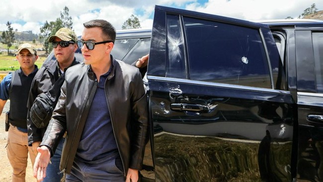 Sekitar 500 orang demonstran menyerang dan melempar batu ke iring-iringan mobil presiden di negara ini hingga aparat mengeklaim menemukan peluru.