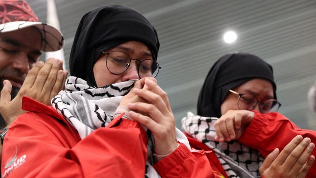 Relawan Malaysia yang ditahan Israel secara ilegal, Heliza Helmi dan Hazwani Helmi, ungkap kekejian para petugas Zionis di penjara.