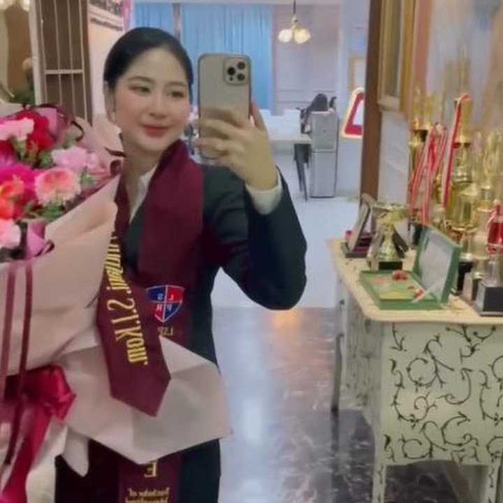 <p>Sejak menikah, Ricky sering membagikan momen kebersamaannya dengan Cica di Instagram. Baru-baru ini, Ricky mengunggah foto dan video Cica yang baru saja menyelesaikan kuliah di LSPR Institute of Communication and Business. Cica berhasil meraih gelar Sarjana Ilmu Komunikasi, Bunda. (Foto: Instagram @rickysoebagdja)</p>