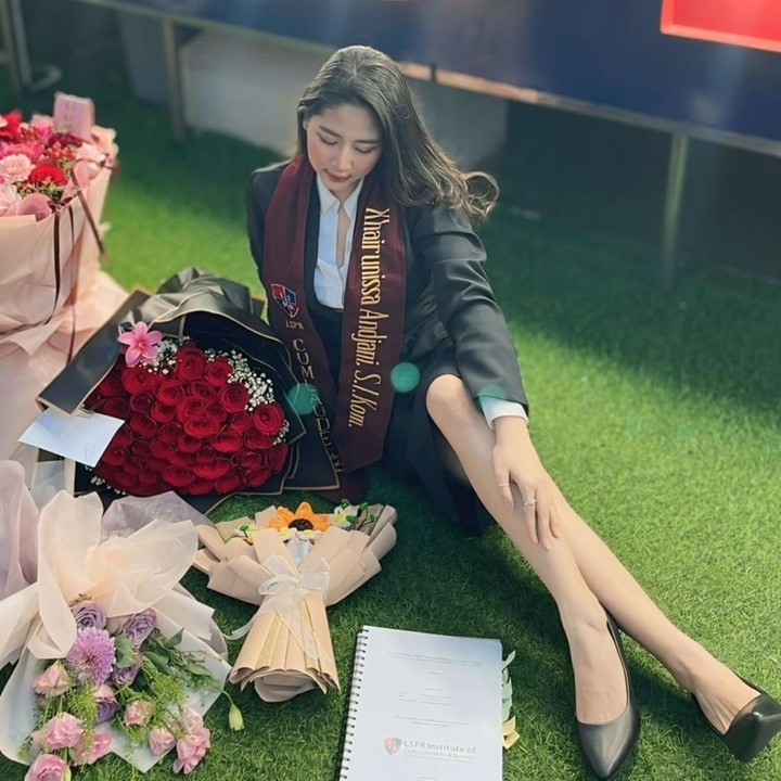 <p>Di foto lainnya, Ricky mengunggah momen saat istri terlihat bahagia dikelilingi bunga di hari kelulusan. Tampaknya, hari itu adalah sidang terakhir Cica untuk kelulusannya hingga berhasil meraih gelar Sarjana. (Foto: Instagram @rickysoebagdja)</p>