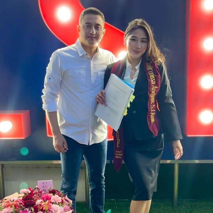 <p>Mantan pemain bulu tangkis legenda Indonesia, Ricky Soebagdja resmi menikah dengan perempuan bernama Khairunissa Andjani itu akrab disapa Cica pada tahun 2021. Pasangan ini diketahui beda usia 26 tahun. Usia Ricky lebih tua dibandingkan istrinya. (Foto: Instagram @rickysoebagdja)</p>