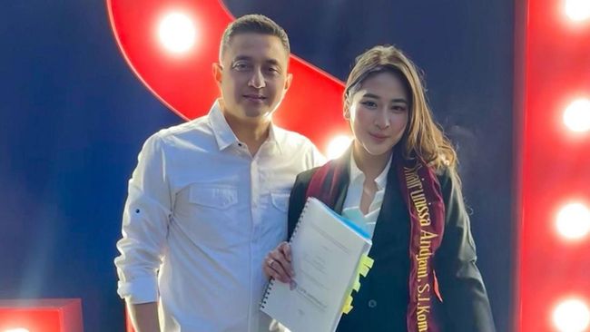 Bangganya Ricky Soebagja, Sang Istri yang Beda 26 Th Telah Lulus Kuliah