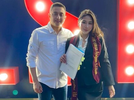 Bangganya Ricky Soebagja, Sang Istri yang Beda 26 Th Telah Lulus Kuliah