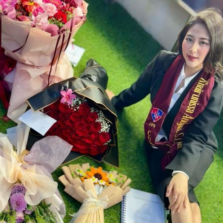 <p>Melalui unggahan tersebut, Ricky menuliskan ucapan selamat untuk istrinya yang baru lulus kuliah. Pria 54 tahun ini tampak begitu bangga dengan pencapaian sang istri di bidang pendidikan. "<em>Finally congratulation</em> istrikuu," tulisnya dalam salah satu potret Cita yang mengenakan selendang kelulusan. (Foto: Instagram @rickysoebagdja)</p>