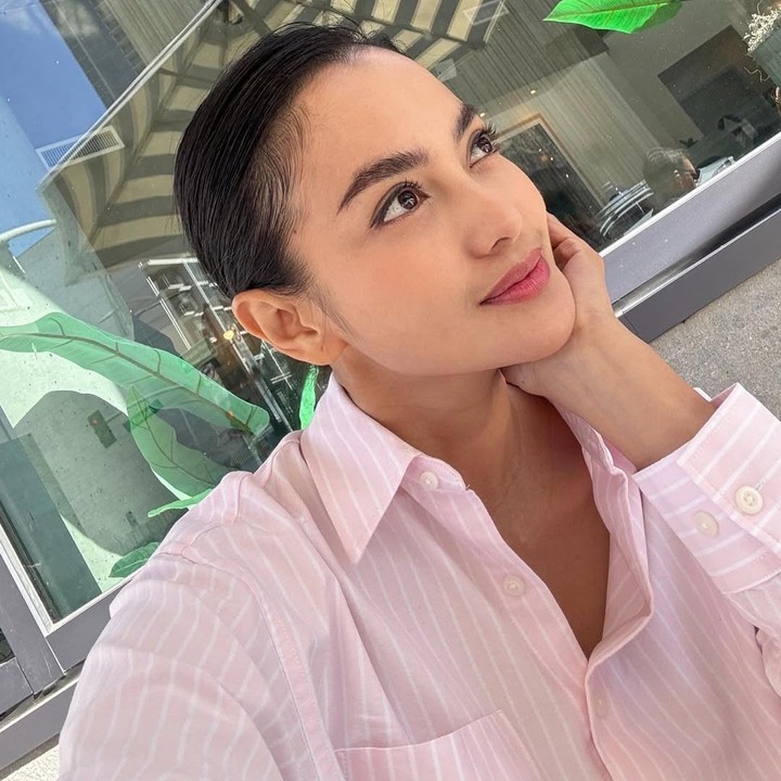 <p>Seperti orang tua pada umumnya, Ririn mengaku sering membersihkan apartemen sang putri. &ldquo;Hari ketiga bareng, mamahnya kebanyakan bersih-bersih apart&hellip;kenapa yaaa setiap kali visit anak, mamahnya ribet bersih-bersih dan rapi-rapi, padahal menurut anaknya udah bersih,&rdquo; ujar Ririn.&nbsp;&nbsp;(Foto: Instagram@ririnekawati)</p>