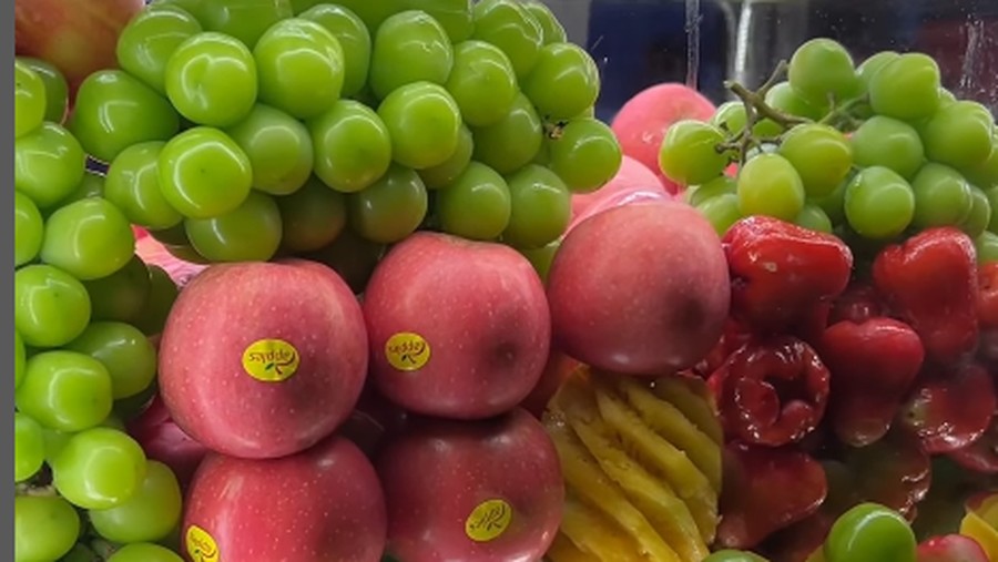 Rujak premium Viral Rujak Kaki Lima Isi Anggur Muscat.