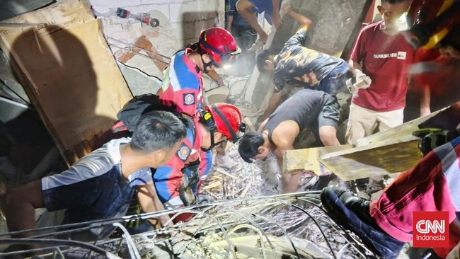 Sebuah rumah di Jalan Budi Mulia, Pademangan, Jakarta Utara yang tengah direnovasi roboh menyebabkan dua orang sempat terjebak reruntuhan.