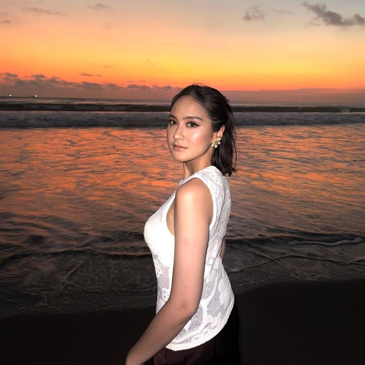 <p>Pada awal September lalu, artis Salshabilla Adriani memamerkan gaya rambut barunya yang dipotong pendek dengan warna cokelat gelap. Gaya rambut baru Salsha ini juga dipuji netizen karena dianggap lebih <em>fresh</em>. "Rambut pendek,,makin fresh," tulis akun @dh***. "<em>fresh</em> bgt sha," ungkap @dw***. Sebenarnya, Salsha sudah pernah tampil dengan rambut pendek, Bunda. Namun, istri Ibrahim Risyad ini lebih sering mempertahankan gaya rambut panjangnya. (Foto: Instagram @salshabillaadr)</p>