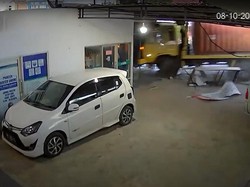Detik-detik Truk Kontainer Tabrak Apotek hingga Ambruk di Polman