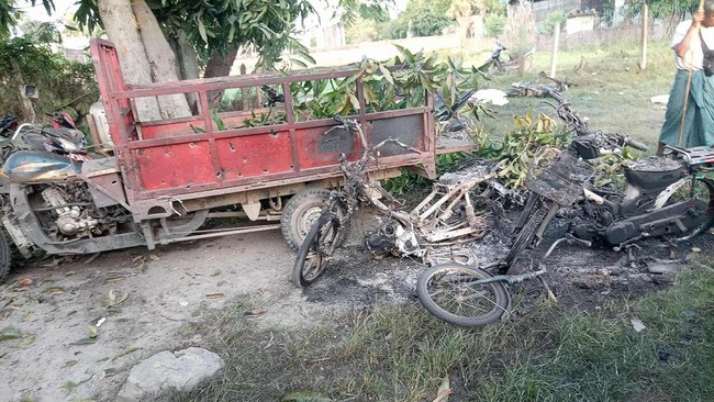 Junta militer Myanmar kembali melancarkan tindakan brutal menjatuhkan bom ke kerumunan ratusan warga yang merayakan festival bulan purnama di desa Chaung U.
