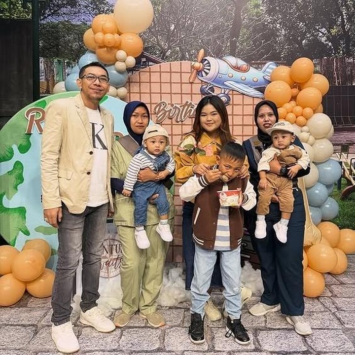 <p>Meski kini suasananya tak lagi sama, suami Mpok Alpa, Aji Darmaji, tetap menghadirkan kebahagiaan untuk si kembar. Melalui unggahannya di Instagram, Aji membagikan momen perayaan ulang tahun Raffi &amp; Raffa yang digelar lewat acara<em> For Your Page</em> (FYP). Acara&nbsp;ini juga dihadiri oleh anak pertama dan kedua mendiang Mpok Alpa, yakni Sherly dan Al Fatih. (Foto: Instagram @jie.langit)</p>
