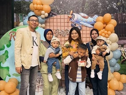Si Kembar Raffi & Raffa Anak Mendiang Mpok Alpa Ultah Pertama, Intip 5 Momennya