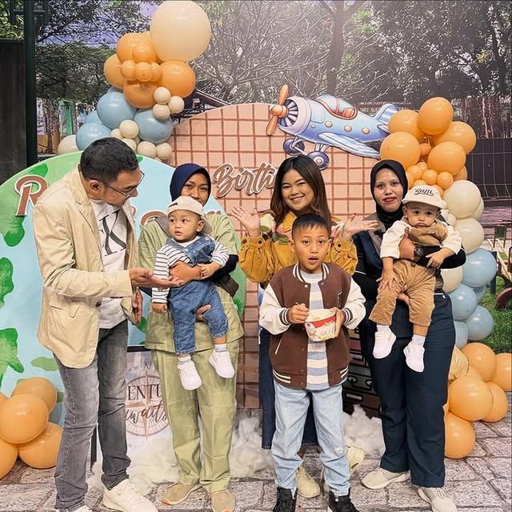 <p>Hari ulang tahun anak selalu menjadi momen yang spesial, tetapi bagi keluarga mendiang Mpok Alpa, perayaan kali ini terasa berbeda. Tepat pada 7 Oktober 2025, anak kembar mendiang Mpok Alpa, Raffi Ahmad Darmadina dan Raffa Ahmad Darmadina, baru saja merayakan ulang tahun pertama. (Foto: Instagram @jie.langit)</p>