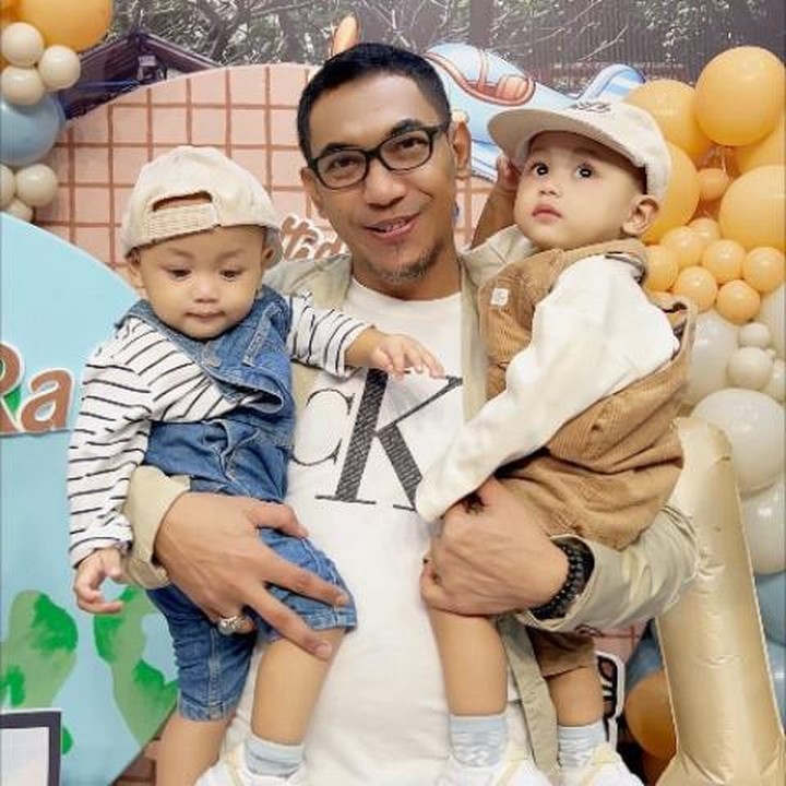 <p>Perayaan ulang tahun pertama si kembar dibuat begitu istimewa, Bunda. Meski mereka belum sepenuhnya mengerti, Raffi &amp; Raffa terlihat&nbsp;digendong oleh sang Ayah, Aji Darmaji. (Foto: Instagram @jie.langit)</p>