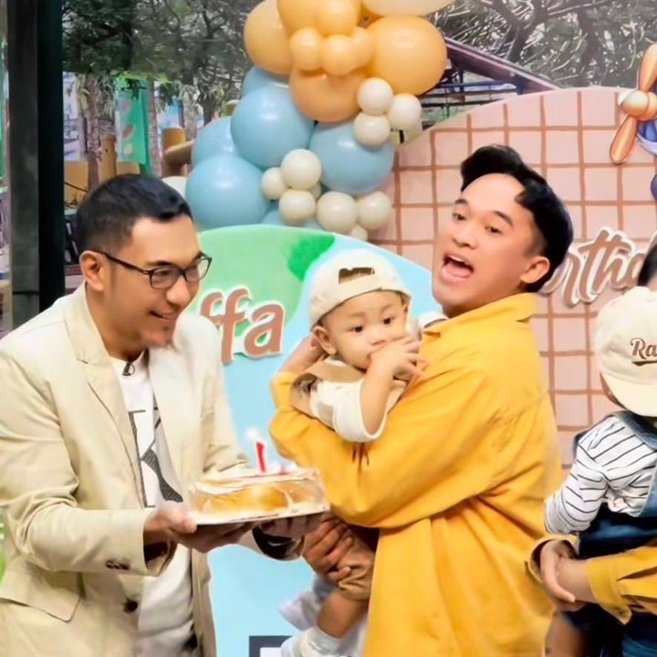 <p>Dalam <em>caption</em>-nya, Aji menuliskan rasa bahagianya dan ucapan ulang tahun untuk si kembar. "Bahagia itu sederhana, saat bisa tertawa bersama di momen spesial keluarga. Selamat ulang tahun untuk bobo boy's anak papa dan mommy," tulis Aji lewat Instagramnya. (Foto: Instagram @jie.langit)</p>