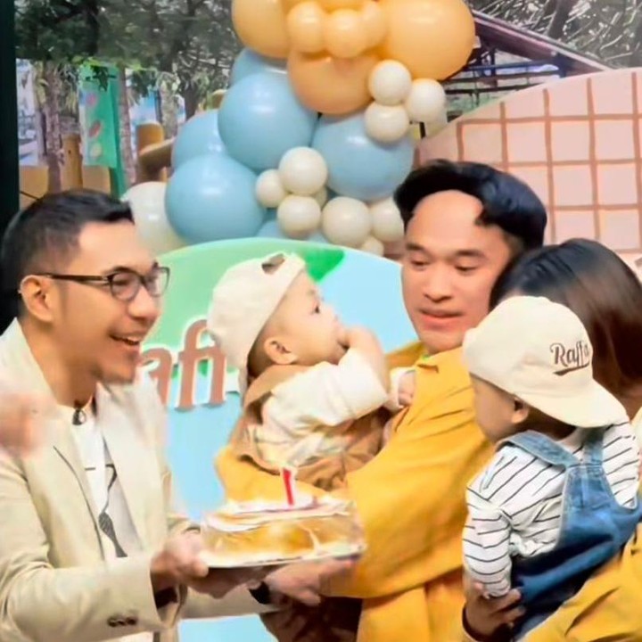 <p>Selain itu, Aji juga mengungkapkan isi hatinya setelah melewati satu tahun bersama anak-anak tanpa kehadiran mendiang Mpok Alpa. "Satu tahun sudah kita lewati bersama dan sekarang kita hidup tanpa Mommy, walaupun Mommy udah enggak ada di dunia tapi selalu ada di hati dan dalam doa-doa kita," sambungnya. (Foto: Instagram @jie.langit)</p>