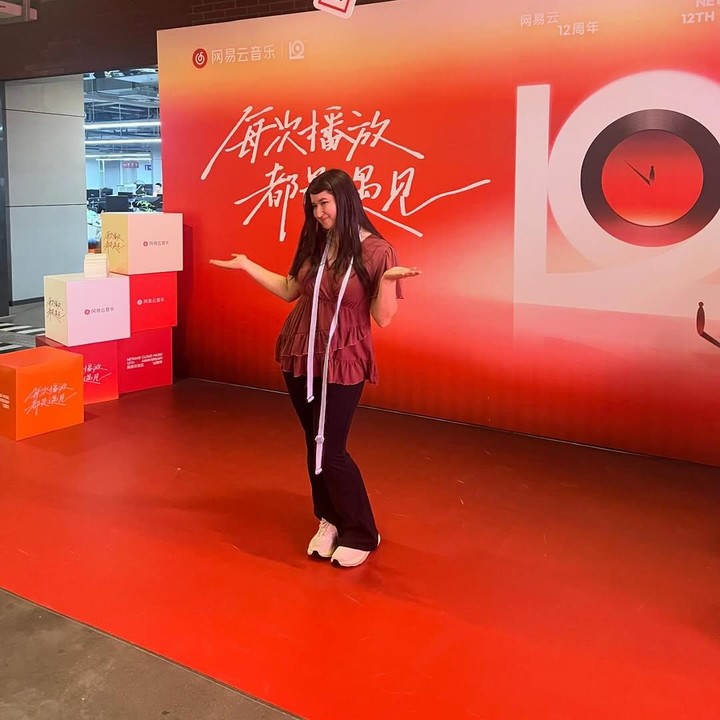 <p>Selain jalan-jalan, Stephanie terbang ke Shanghai untuk mengisi acara musik di sana. Perjalanan ini terasa begitu berkesan karena ia baru pertama kali manggung di Negeri Tirai Bambu tersebut. "<em>so excited for my first ever shows in this weekend in shanghai</em>," tulisnya pada awal September lalu. (Foto: Instagram @stephaniepoetri)</p>