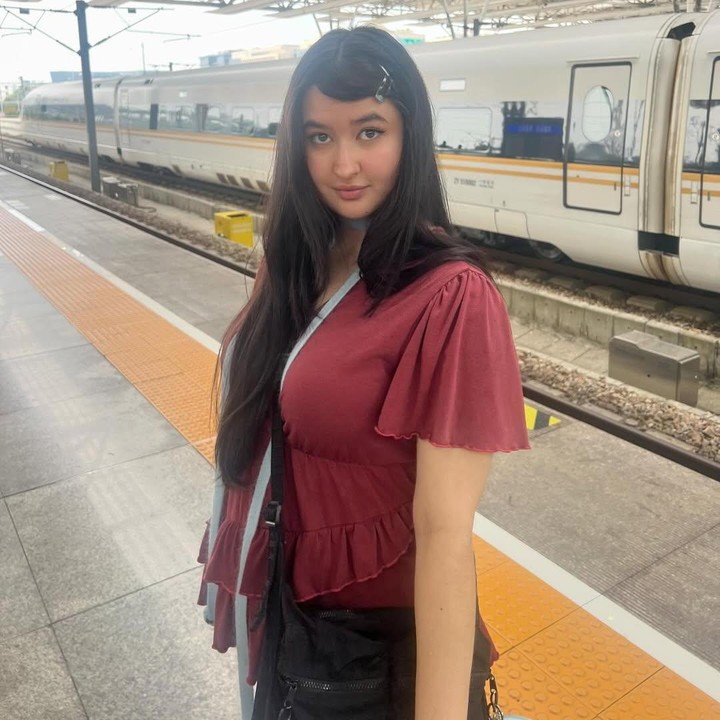<p>Penampilan Stephanie setelah menikah banyak mencuri perhatian, termasuk penampilannya saat berada di Shanghai. Beberapa netizen memuji paras Stephanie yang makin cantik setelah resmi menjadi istri. "Cantik bgt istrinya Asher," tulis akun @qu***. "<em>Beautiful</em> meni," ujar @ad***. (Foto: Instagram @stephaniepoetri)</p>