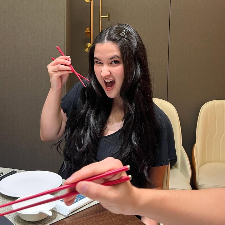<p>Baru-baru ini, Stephanie membagikan potretnya saat jalan-jalan ke Shanghai, China. Di kunjungan kali ini, Stephanie juga menyempatkan diri untuk menghabiskan waktu bersama suami dan sahabatnya. "<em>A very late Shanghai trip post</em>," tulisnya dalam unggahan foto di Instagram. (Foto: Instagram @stephaniepoetri)</p>