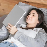 Suka Scrolling Sosmed Sambil Rebahan? Begini Dampak Screen Time Berlebih bagi Kesehatan Mental Gen Z