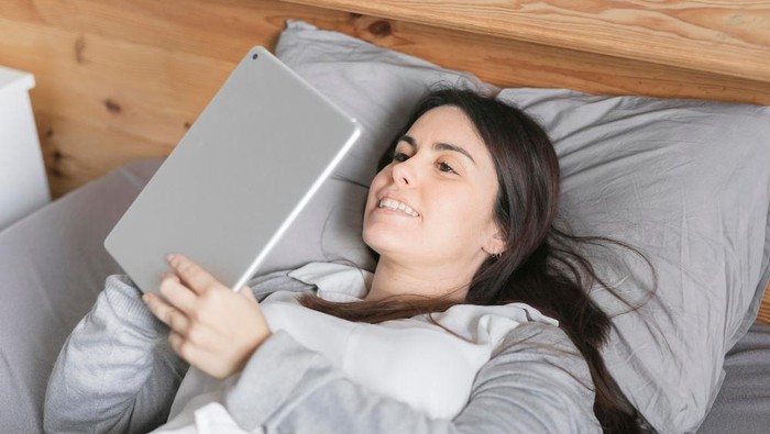 Suka Scrolling Sosmed Sambil Rebahan? Begini Dampak Screen Time Berlebih bagi Kesehatan Mental Gen Z