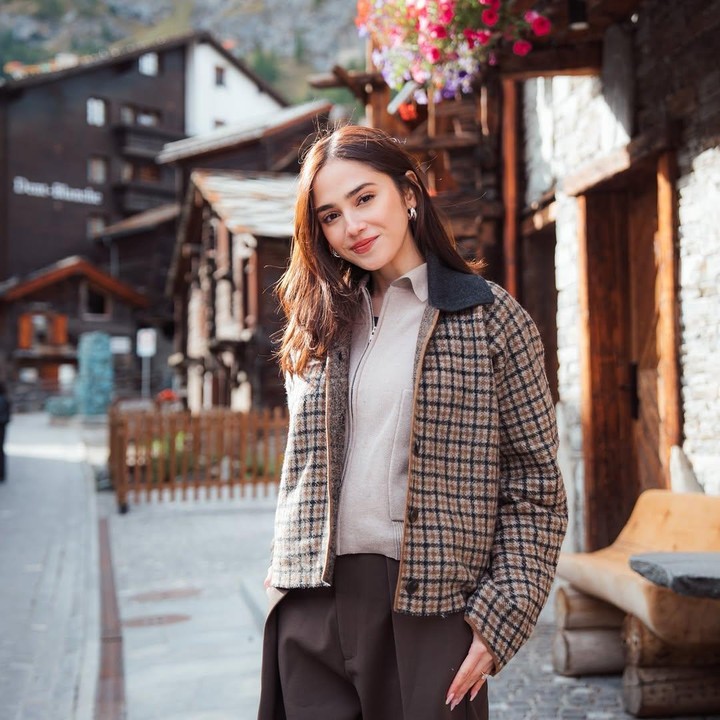 <p>Pada <em>postingan </em>itu, perempuan 25 tahun ini tampil menawan dan elegan dengan balutan <em>outfit </em>serba cokelat. Selain itu, visualnya yang cantik juga tak kalah indah dari pemandangan di belakangnya, ya, Bunda.&nbsp;(Foto: Instagram@syifahadju)</p>
