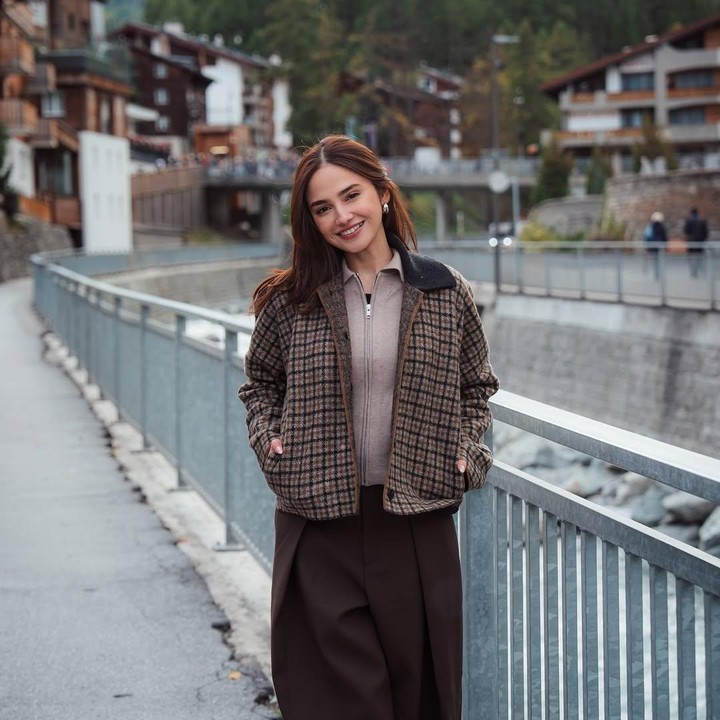 <p>Tak hanya itu, Syifa juga terlihat menyusuri kota Zermatt. Ia pun tak ingin melewatkan kesempatan dengan mengabadikan beberapa foto. &ldquo;Zermatt,&rdquo; tulis Syifa, dikutip dari laman Instagram <em>@syifahadju.&nbsp;</em>(Foto: Instagram@syifahadju)</p>