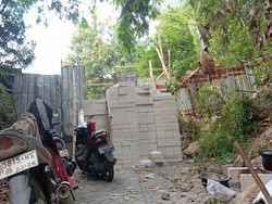 Makin Nekat, Ari Kini Tumpuk Hebel Blokir Jalan Perumahan di Semarang