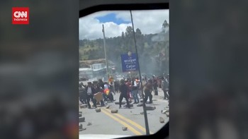 VIDEO: Detik-detik Mobil Presiden Ekuador Dikepung-Ditembaki Massa