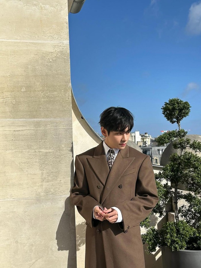 CELINE baru saja mempresentasikan koleksi terbaru mereka di Parc de Saint-Cloud, Prancis pada Minggu, (5/10/2025) waktu setempat. Digelar selama Paris Fashion Week 2025, peragaan busana itu dihadiri sederet bintang ternama./ Foto: instagram.com/thv