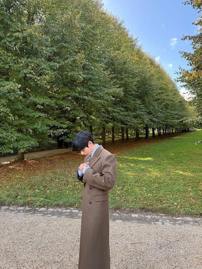 Jadi pusat perhatian, penampilan penyanyi sekaligus aktor berbakat yang lahir dengan nama Kim Tae Hyung tersebut di CELINE Été 2026 show pun ramai dibahas berbagai media asing, dua di antaranya ialah Vogue dan WWD./ Foto: instagram.com/thv