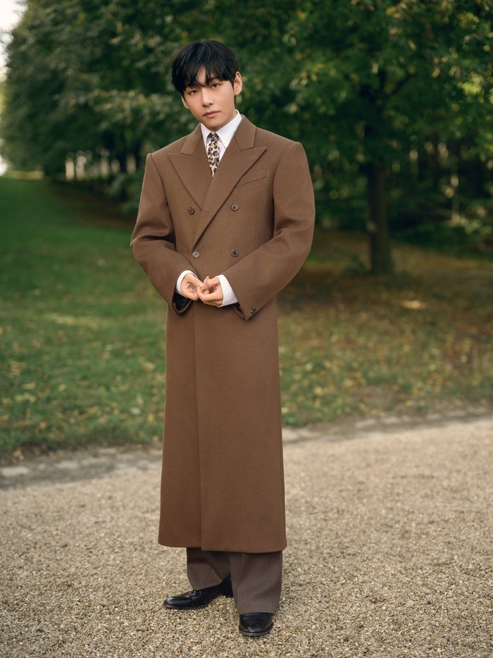 V BTS pun dipilih Vogue China sebagai salah satu pria dengan busana terbaik berkat gayanya di Bandara Internasional Incheon (ICN) menuju Paris, Prancis, kembali membuktikan bahwa ia sangat pantas menyandang julukan ‘fashion icon’./ Foto: x.com/ellejapan