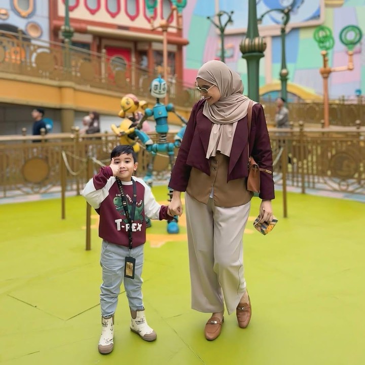 <p>Zaskia Sungkar pertama kali mengumumkan kehamilan keduanya pada awal September 2025. Kehamilan kali ini telah direncanakan Zaskia dan suami. Seperti kehamilan pertama, Zaskia dan Irwansyah kembali menjalani program bayi tabung untuk mendapatkan kehamilan kedua ini, Bunda. (Foto: Instagram @zaskiasungkar15/ @shireensungkar)</p>