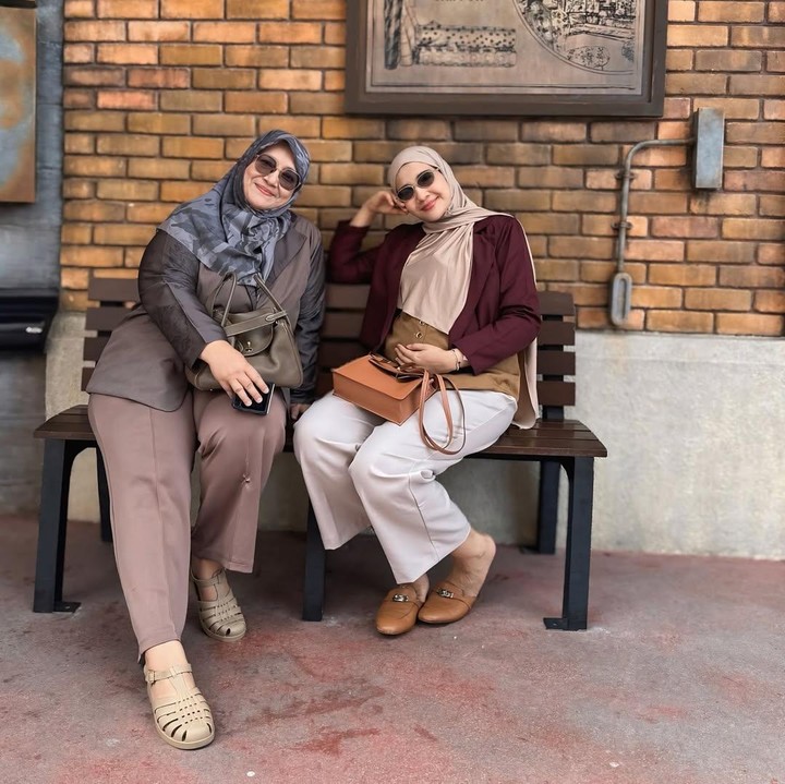 <p>Meski singkat, perjalanan kali ini tampaknya begitu berkesan bagi Zaskia. Di sisa kehamilannya, perempuan 34 tahun ini bisa menikmati waktu berang keluarga dan<em> quality time</em> bersama sang Bunda. Perlu diketahui, ibunda Zaskia saat ini tinggal di Belanda dan membangun bisnis kuliner di sana. (Foto: Instagram @zaskiasungkar15/ @shireensungkar)</p>